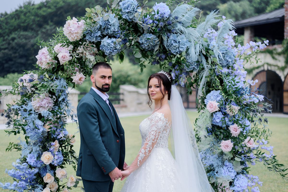 Here are the essential wedding poses to try
