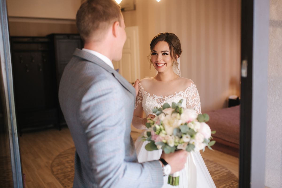 The Essential Wedding Poses The First Look 1